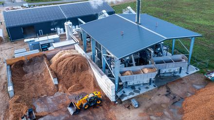 Die Anlage „Carbon Removal Park Baltic Sea“ der Firma Novocarbo stellt aus pflanzlichen Reststoffen Pflanzenkohle her, die in Böden gebracht Kohlenstoff dauerhaft speichert.