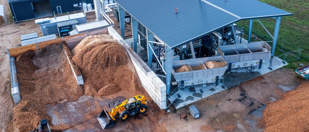 Die Anlage „Carbon Removal Park Baltic Sea“ der Firma Novocarbo stellt aus pflanzlichen Reststoffen Pflanzenkohle her, die in Böden gebracht Kohlenstoff dauerhaft speichert.