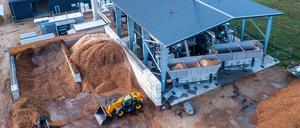 Die Anlage „Carbon Removal Park Baltic Sea“ der Firma Novocarbo stellt aus pflanzlichen Reststoffen Pflanzenkohle her, die in Böden gebracht Kohlenstoff dauerhaft speichert.