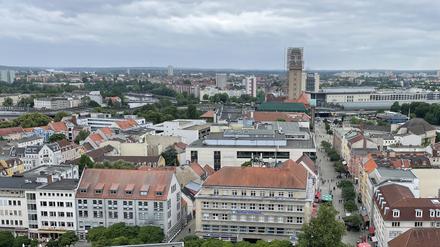 Blick auf das Zentrum von Spandau: hinterm Rathausturm der Bahnhof an der Seegefelder Straße. 