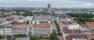 Blick auf das Zentrum von Spandau: hinterm Rathausturm der Bahnhof an der Seegefelder Straße. 