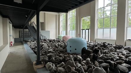 Bunkerbad: 6000 kleine „Stoff-Bunker“ fluten das Kunsthaus Dahlem.