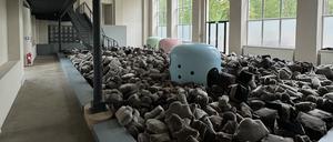 Bunkerbad: 6000 kleine „Stoff-Bunker“ fluten das Kunsthaus Dahlem.