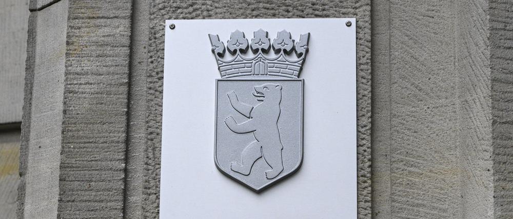 Ein Schild weist auf das Landgericht Berlin an der Fassade zum Kriminalgericht Moabit in der Turmstraße hin.