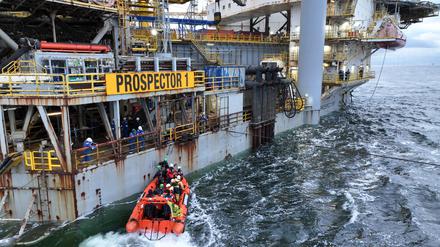 Greenpeace-Aktivisten versuchen mit einem Schlauchboot eine Bohrplattform in der Nordsee vor Borkum zu entern. Die Umweltschutzorganisation Greenpeace protestiert mit Schlauchbooten vor den Wattenmeerinseln Schiermonnikoog und Borkum gegen die geplante Erdgasförderung in der Nordsee. 