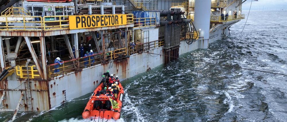 Greenpeace-Aktivisten versuchen mit einem Schlauchboot eine Bohrplattform in der Nordsee vor Borkum zu entern. Die Umweltschutzorganisation Greenpeace protestiert mit Schlauchbooten vor den Wattenmeerinseln Schiermonnikoog und Borkum gegen die geplante Erdgasförderung in der Nordsee. 
