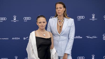 ARCHIV - 09.09.2022, Berlin: Jasna Fritzi Bauer (l) und Katharina Zorn kommen zur Verleihung des Deutschen Schauspielpreises 2022. (zu dpa: «Jasna Fritzi Bauer stellt Partnerin und Tochter vor») Foto: Monika Skolimowska/dpa +++ dpa-Bildfunk +++