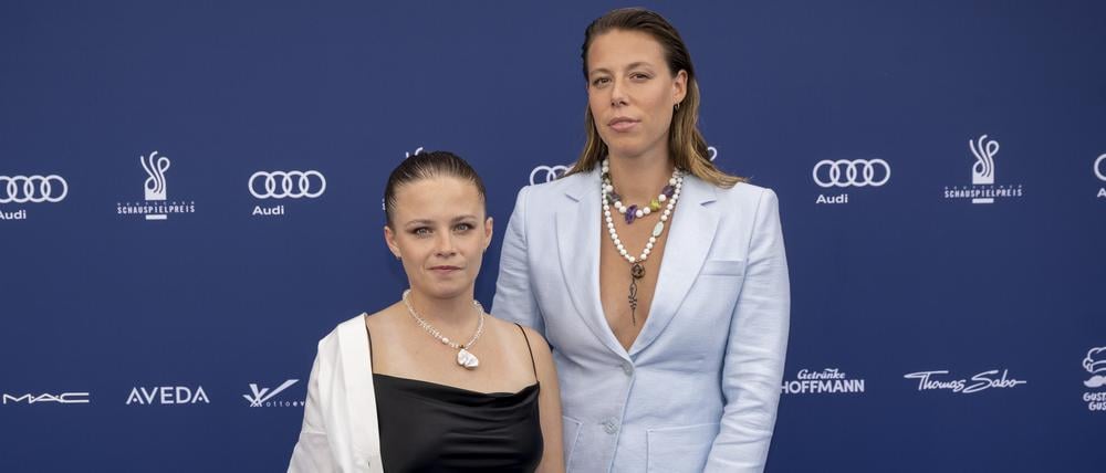 ARCHIV - 09.09.2022, Berlin: Jasna Fritzi Bauer (l) und Katharina Zorn kommen zur Verleihung des Deutschen Schauspielpreises 2022. (zu dpa: «Jasna Fritzi Bauer stellt Partnerin und Tochter vor») Foto: Monika Skolimowska/dpa +++ dpa-Bildfunk +++