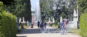 Touristen/Spaziergänger im Park Sanssouci in Potsdam