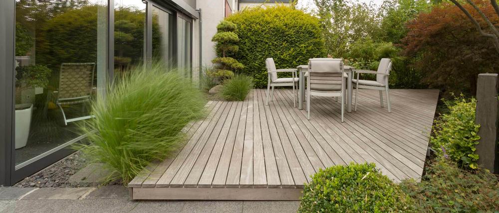 Lauschiges Plätzchen. Die Terrasse ist belegt mit nachhaltigem Tropenholz. 