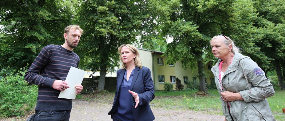 Bundesumweltministerin Steffi Lemke (r.) ließ sich das Außengelände vom Leiter des Obdachlosenheims, David Weidling (l.) zeigen.