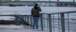 Hochwasser-Tourist fotografieren mit ihren Handys die Flut in Köln im Februar 2021.
