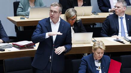 Berliner Senator für Finanzen, beantwortet neben Franziska Giffey (SPD), Berliner Senatorin für Wirtschaft, Energie und Betriebe, in einer Fragestunde Fragen der Berliner Abgeordneten des Berliner Abgeordnetenhauses teil.