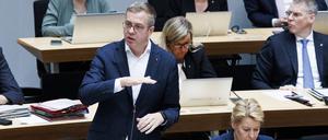 Berliner Senator für Finanzen, beantwortet neben Franziska Giffey (SPD), Berliner Senatorin für Wirtschaft, Energie und Betriebe, in einer Fragestunde Fragen der Berliner Abgeordneten des Berliner Abgeordnetenhauses teil.