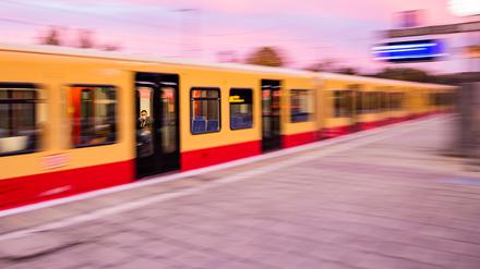 Eine S-Bahn am Morgen 