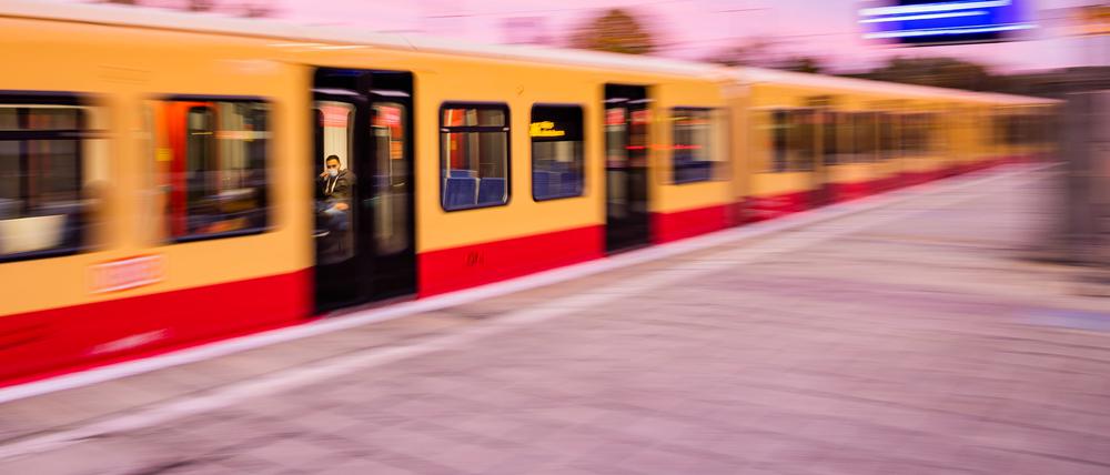 Eine S-Bahn am Morgen