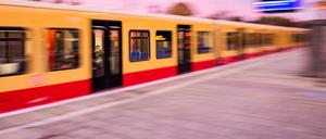 Eine S-Bahn am Morgen 