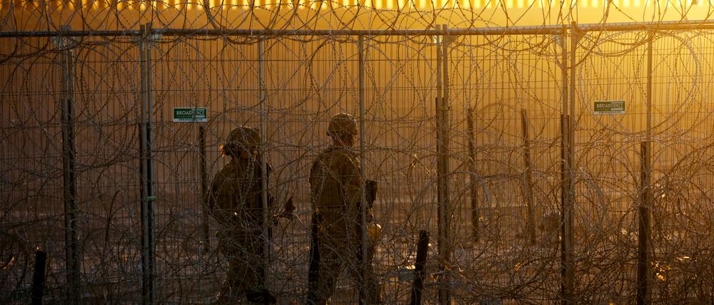 Mitglieder der texanischen Nationalgarde bewachen den Grenzzaun zum mexikanischen Ciudad Juarez.