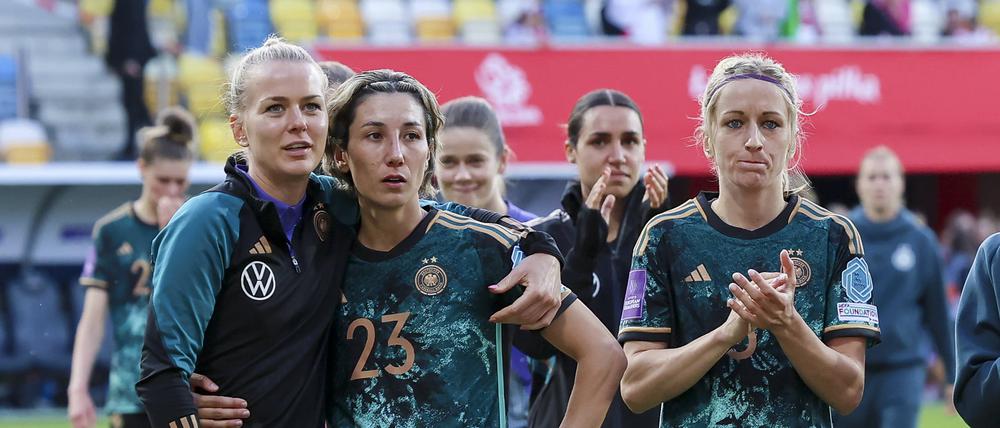 Torhüterin Merle Frohms, Sara Doorsoun Germany und Kathrin Hendrich Germany bejubeln den Auswärtssieg und die vorzeitige Qualifikation für die Europameisterschaft 2025 in der Schweiz.