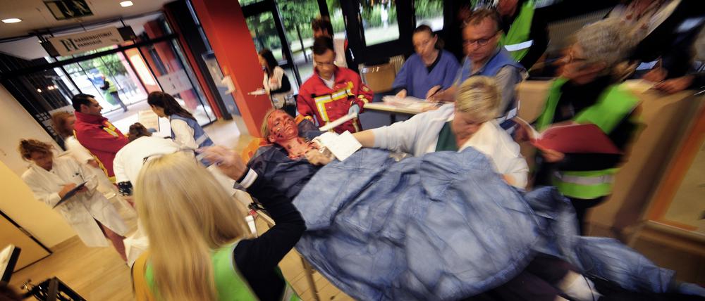 Katastrophenschutzübung: In Zehlendorf wurde ein Terroranschlag simuliert.