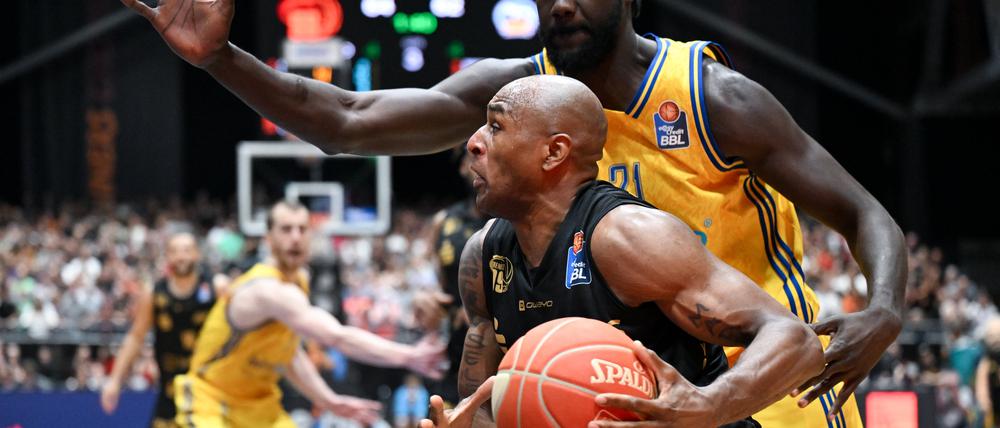 Der Chemnitzer De Andre Lansdowne (vorn) und Berlins Khalifa Koumadje kämpfen um den Ball.