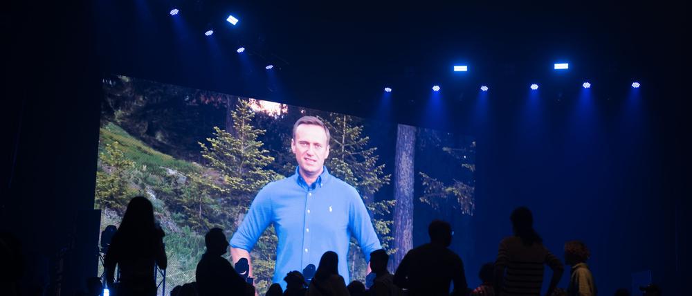 Eine Videoaufnahme zeigt während des Gedenkkonzerts „This is Navalny“ für den verstorbenen russischen Oppositionspolitiker Nawalny in der Uber Eats Music Hall an dessen Geburtstag Alexej Nawalny. (Archivbild)