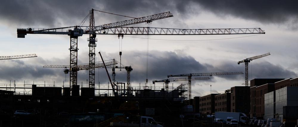 ARCHIV - 16.01.2023, Niedersachsen, Hannover: Mehrfamilienhäuser mit tausenden Wohnungen werden im Neubaugebiet Kronsrode gebaut. Die Baubranche hat 2023 in Niedersachsen deutlich weniger Neubauten als im Jahr zuvor fertiggestellt. (zu dpa: «Weniger neu gebaute Wohnungen in Niedersachsen 2023») Foto: Julian Stratenschulte/dpa +++ dpa-Bildfunk +++