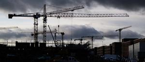 ARCHIV - 16.01.2023, Niedersachsen, Hannover: Mehrfamilienhäuser mit tausenden Wohnungen werden im Neubaugebiet Kronsrode gebaut. Die Baubranche hat 2023 in Niedersachsen deutlich weniger Neubauten als im Jahr zuvor fertiggestellt. (zu dpa: «Weniger neu gebaute Wohnungen in Niedersachsen 2023») Foto: Julian Stratenschulte/dpa +++ dpa-Bildfunk +++