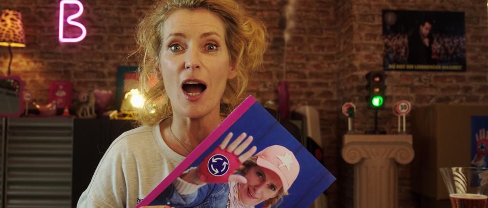 Maria Furtwängler als Fahrlehrerin Beate Harzer in der Serie „Ausgebremst“