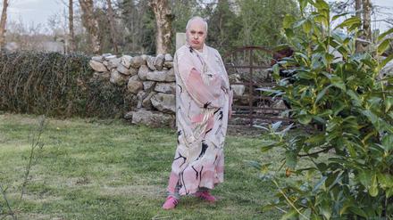 Onkel Owen, ein genderfluides Wesen mit Down Syndrom und Faible für ausgefallene Kostümierung, posiert für Lorraine Tuck mal als schwuler Mann, mal als Frau namens Pink.