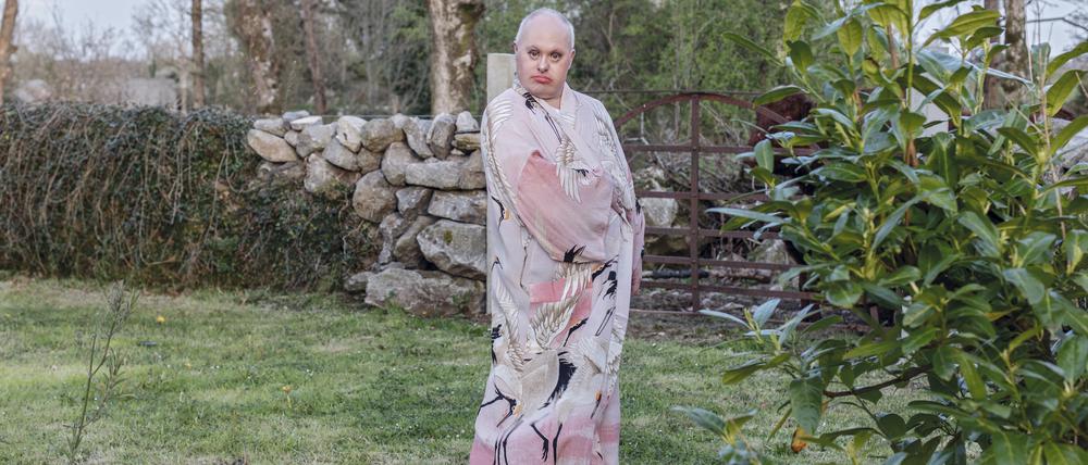 Onkel Owen, ein genderfluides Wesen mit Down Syndrom und Faible für ausgefallene Kostümierung, posiert für Lorraine Tuck mal als schwuler Mann, mal als Frau namens Pink.