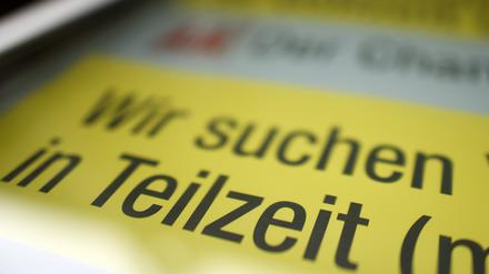 Bayern, Rosenheim: Eine Stellenanzeige hängt in einem Schaufenster.