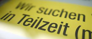 Bayern, Rosenheim: Eine Stellenanzeige hängt in einem Schaufenster.