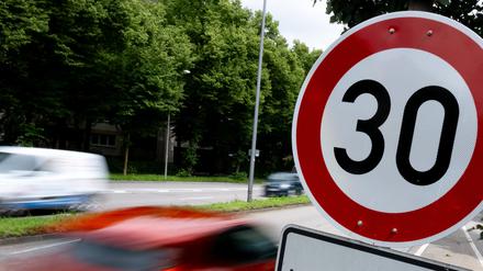 Ein Schild weistin München auf Tempo 30 zur Luftreinhaltung hin. 