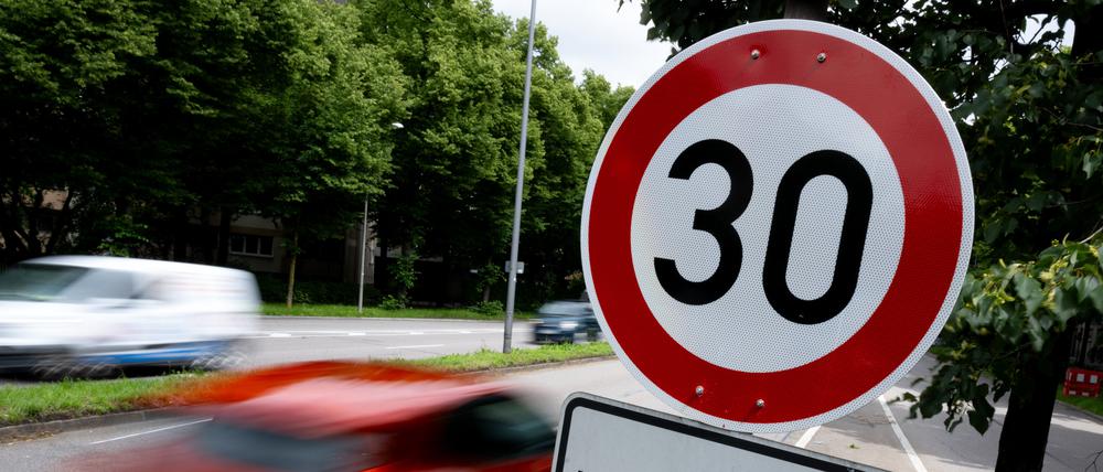 Ein Schild weistin München auf Tempo 30 zur Luftreinhaltung hin. 