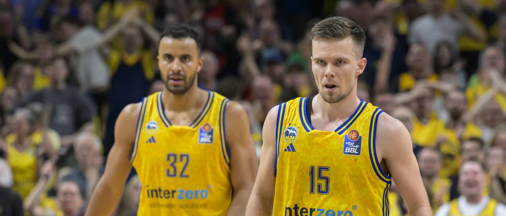 Martin Hermannsson (rechts) und Johannes Thiemann schleppen sich mit Schmerzen durch die Play-offs.
