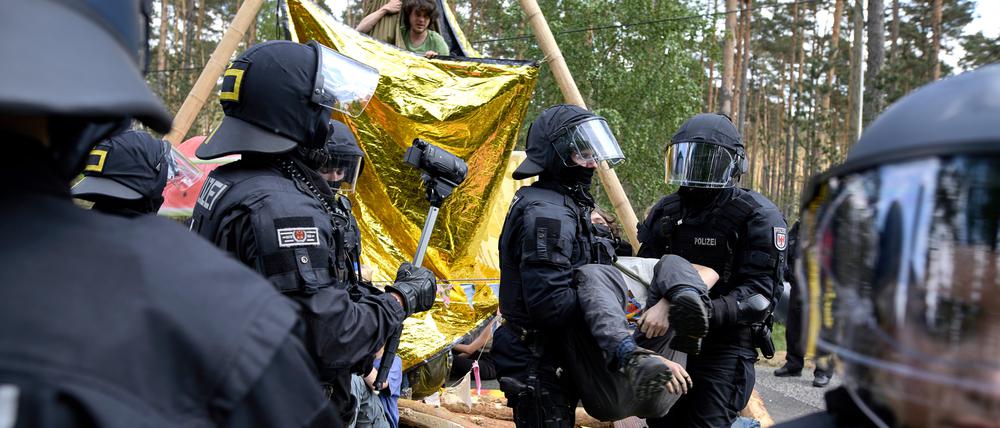 Polizei räumt Aktivisten von einer Straßenblockade bei einer Protestaktion gegen Tesla. 