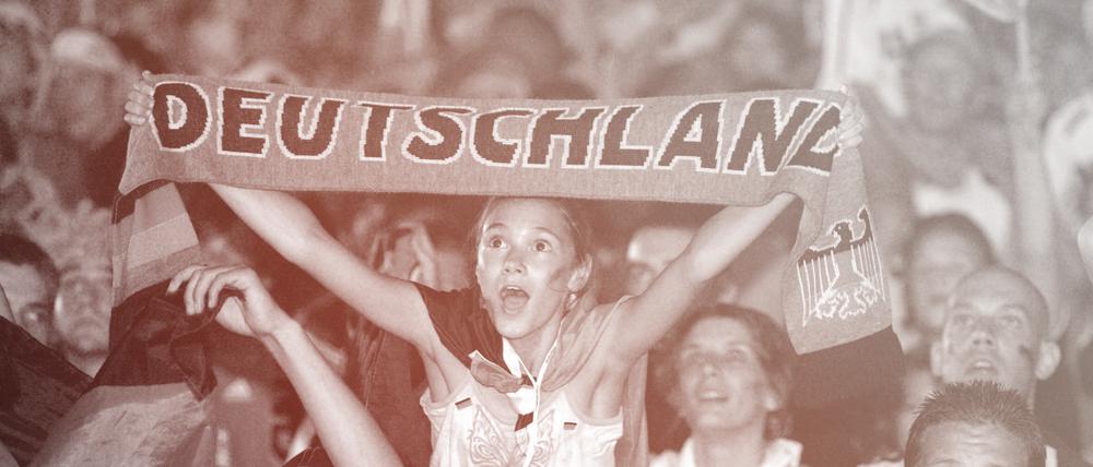 Deutsche Fussballfans feiern auf der Fanmeile vor dem Brandenburger Tor 
