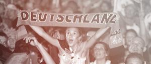 Deutsche Fussballfans feiern auf der Fanmeile vor dem Brandenburger Tor 