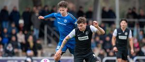 Am Sonnabend fällt die Entscheidung im Aufstiegsrennen: Entweder packt es Eric Stiller (li.) mit Hertha 03 oder Christian Gawe mit Lichtenberg 47.