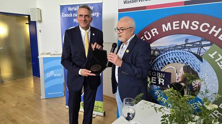 Tesla-Gegner Andre Bähler (l.), Chef des Wasserverbandes Strausberg-Erkner bekommt den Guttenberg-Umweltpreis des bayerischen Umweltverbandes VLAB,   Johannes Bradtka, erster Vorsitzender des VLAB