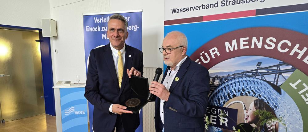 Tesla-Gegner Andre Bähler (l.), Chef des Wasserverbandes Strausberg-Erkner bekommt den Guttenberg-Umweltpreis des bayerischen Umweltverbandes VLAB, Johannes Bradtka, erster Vorsitzender des VLAB