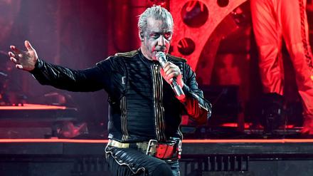 Till Lindemann, Frontsänger von Rammstein, steht während des Deutschland-Konzerts auf der Bühne.