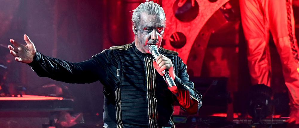 Till Lindemann, Frontsänger von Rammstein, steht während des Deutschland-Konzerts auf der Bühne.
