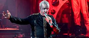 Till Lindemann, Frontsänger von Rammstein, steht während des Deutschland-Konzerts auf der Bühne.
