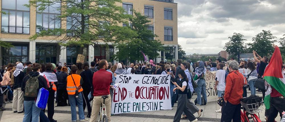 Die Student Coalition Berlin hat zu einer Demonstration vor der Alice-Salomon-Hochschule aufgerufen.