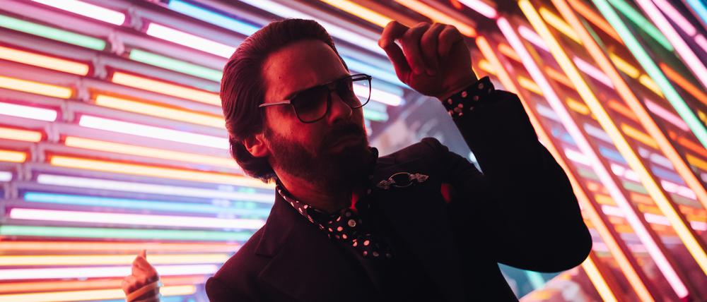 Nur gucken, nicht anfassen: Karl Lagerfeld (Daniel Brühl) berauscht sich am Rausch der anderen.