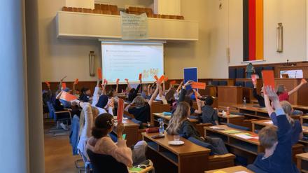 Das Kinder- und Jugendparlament bei einer Sitzung im Neuköllner Rathaus.