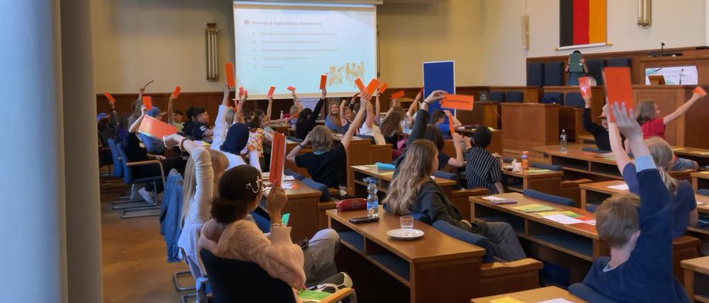 Das Kinder- und Jugendparlament bei einer Sitzung im Neuköllner Rathaus.