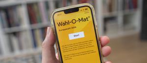 Mobiltelefon mit der Website Wahl-O-Mat zur Europawahl 2024